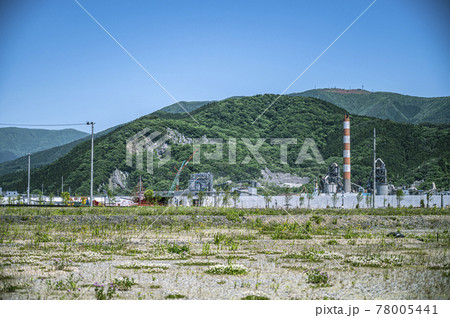 向こうに見える工場 78005441