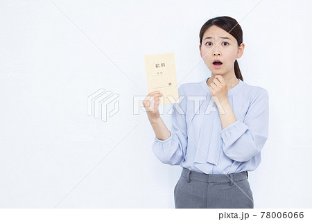 びっくりしている30代のビジネスウーマン びっくりしている30代のビジネスウーマン 78006066