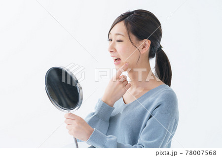 鏡 女性 20代 上半身 鏡 女性 20代 上半身 78007568