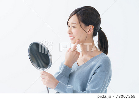鏡 女性 20代 上半身 鏡 女性 20代 上半身 78007569