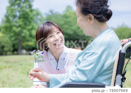 介護イメージ　お散歩をするシニア女性と介護士 78007669