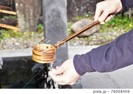 「手水舎での動作（左手を洗う）」 78008409