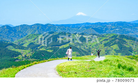 伊豆・大室山の風景（春）：富士山を望む 78009075