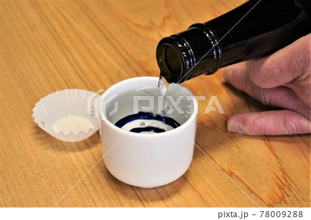 「日本酒、お猪口にそそぐ（清酒）」 78009288