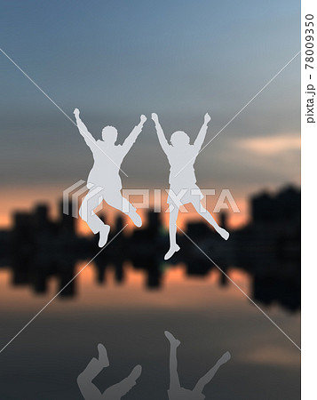 ジャンプする2人の男女学生シルエット 白 Cgイラスト縦のイラスト素材