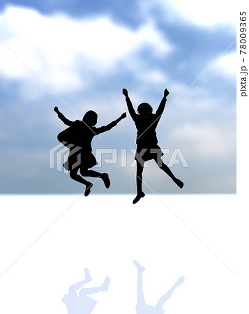 ジャンプする2人の女子学生シルエット 黒 Cgイラスト縦のイラスト素材