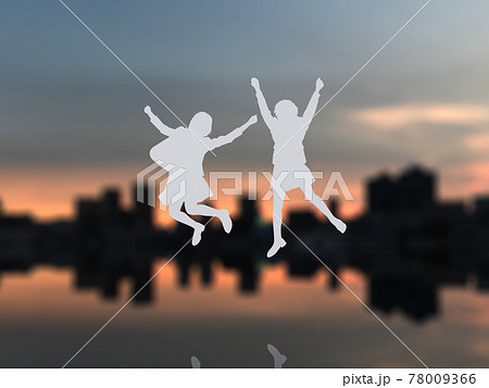 ジャンプする2人の女子学生シルエット 白 Cgイラスト横のイラスト素材