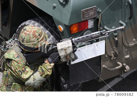 89式小銃を構える自衛隊員（見下ろすアングル） 78009382