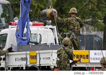 回収された不発弾をトラックに積載する自衛隊員(イベント展示) 回収された不発弾をトラックに積載する自衛隊員(イベント展示) 78009390
