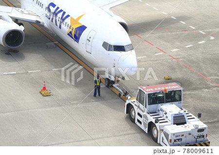 トーイングカーに牽かれる飛行機 78009611