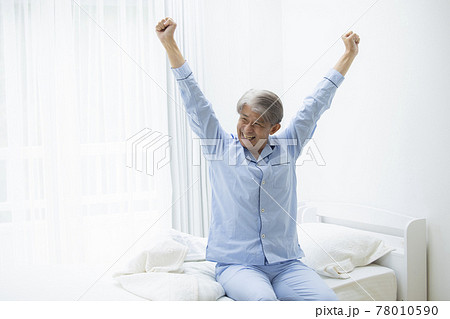 睡眠イメージ　ミドル　シニア男性　 78010590