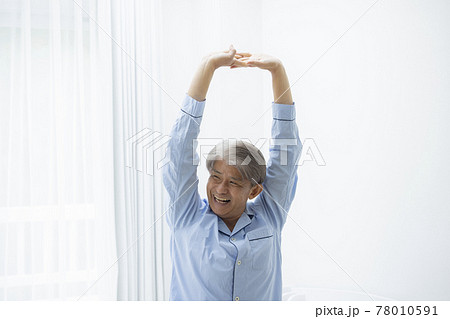 睡眠イメージ　ミドル　シニア男性　 78010591