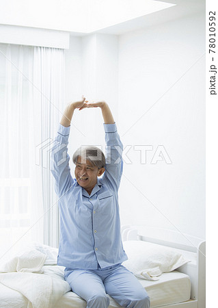 睡眠イメージ　ミドル　シニア男性　 78010592