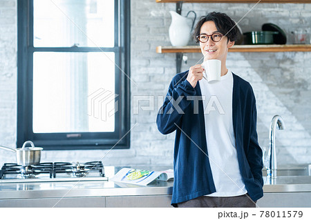 男性　リビング　朝　コーヒー　ライフスタイル 78011579