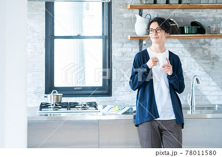 男性　リビング　朝　コーヒー　ライフスタイル 78011580