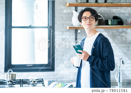 男性　リビング　朝　コーヒー　ライフスタイル 78011581
