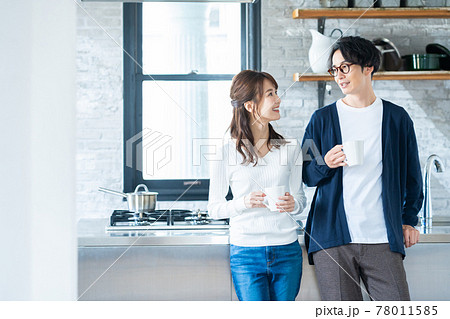 夫婦 家族 ファミリー カップル 仲良し キッチン ライフスタイル 夫婦 家族 ファミリー カップル 仲良し キッチン ライフスタイル 78011585