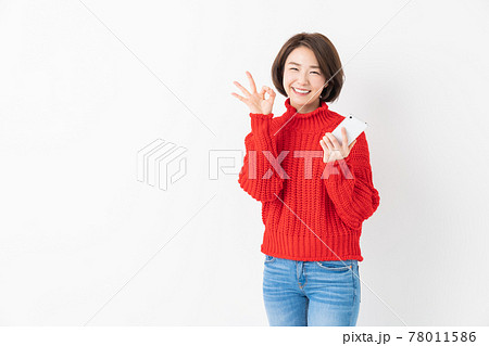 スマホを見る女性 スマホを見る女性 78011586