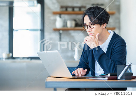 男性　テレワーク　リモートワーク　パソコン　ライフスタイル 78011613