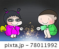 夜に花火を楽しむ子供 78011992