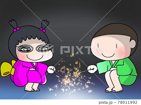 夜に花火を楽しむ子供 78011992