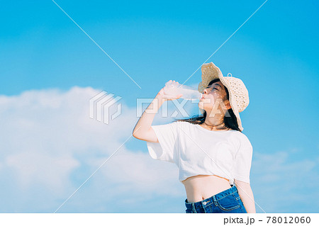 ドリンクを飲む女の子 78012060