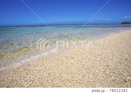 【沖縄素材】珊瑚の砂浜でできた沖縄の海水浴場と青い海 【沖縄素材】珊瑚の砂浜でできた沖縄の海水浴場と青い海 78012382