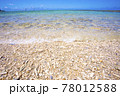 【沖縄素材】珊瑚の海水浴場と青い海から打ち寄せる波 【沖縄素材】珊瑚の海水浴場と青い海から打ち寄せる波 78012588