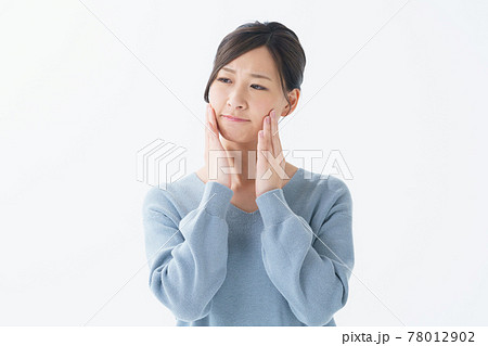 女性　20代　白背景　上半身 78012902