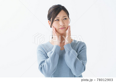 女性　20代　白背景　上半身 78012903