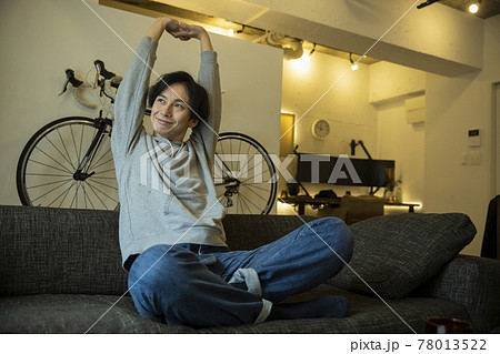 伸びをする男性 伸びをする男性 78013522