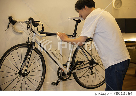 自転車をメンテナンスする男性　 78013564