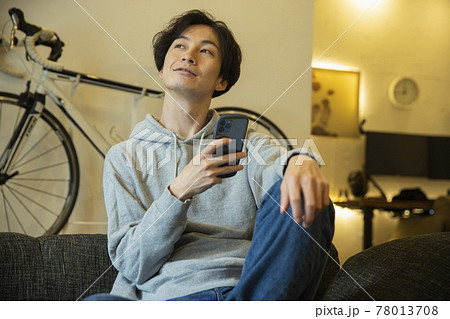 スマホを使う男性 スマホを使う男性 78013708