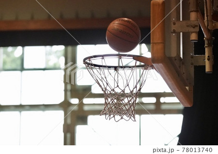 バスケットボールのシュートが入る瞬間のバスケットゴールの写真素材