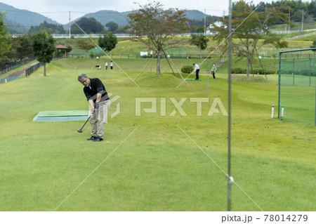 ゴルフを楽しむシニア男性 78014279