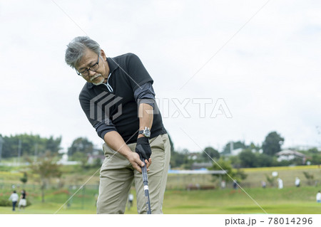 ゴルフを楽しむシニア男性 78014296