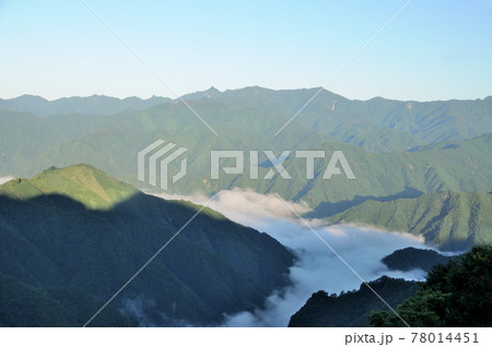 サンギリ林道から望む大峰山脈の雲海 78014451