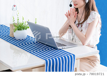 自宅でテレワークする若い女性 自宅でテレワークする若い女性 78019721