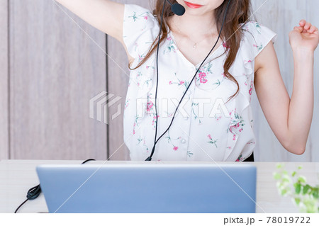 自宅でテレワークする若い女性 自宅でテレワークする若い女性 78019722