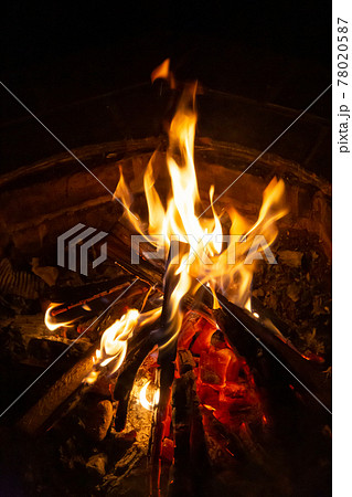 焚火 燃える焚き木と炎 78020587