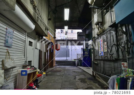 解体間近の昭和の趣が残る神戸元町高架通商店街 78021693