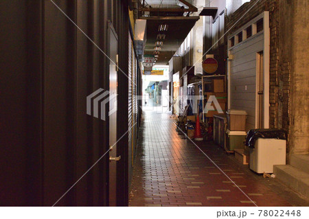 解体間近の昭和の趣が残る神戸元町高架通商店街 78022448