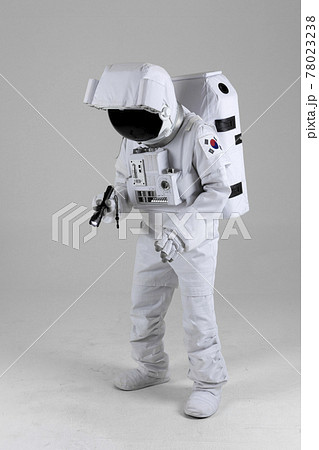 astronaut searching floor using flashlight, white background astronaut searching floor using flashlight, white background 78023238