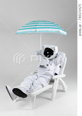 astronaut resting under parasol, white background astronaut resting under parasol, white background 78023425