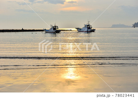 夕方の材木座海岸和賀江島に係留する漁船 78023441