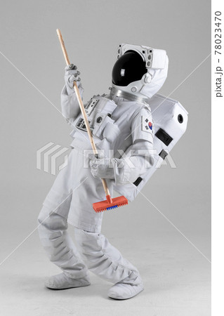 astronaut iwth cleaning brush, white background 78023470