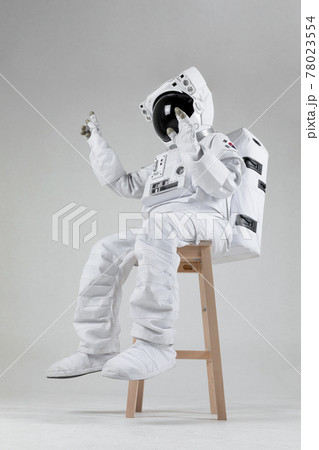 astonaut and virtual reality screen, white background 78023554