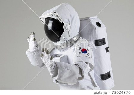 astronaut mime, dumb show in white background astronaut mime, dumb show in white background 78024370