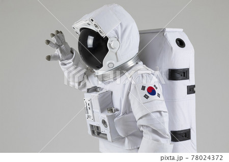 astronaut mime, dumb show in white background 78024372