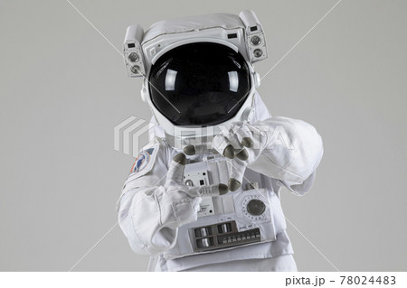 astronaut falling in love, white background 78024483